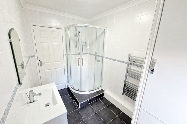 Flat to rent in Dovehouse Close, Whitefield