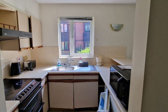 Flat to rent in Pavilion Way, Edgware