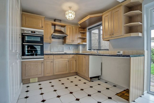 18 Tryon Close, Swindon photo 4