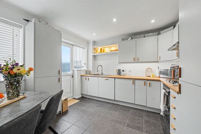 27 Middleton Close, Rainham, Kent photo 3