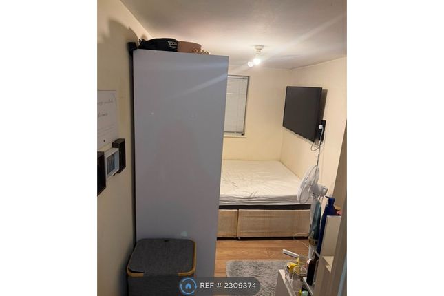 Castleton Road, Studio Flat, London photo 4