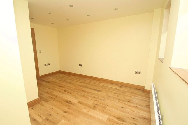 Flat to rent in High Street, High Wycombe