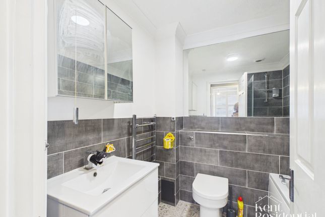 Flat 4, Oxden Court Pine Grove, Maidstone photo 4