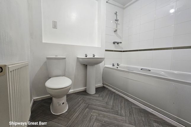 Flat to rent in Shropshire Way, West Bromwich