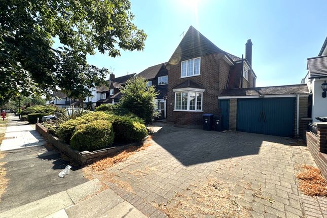 21, Cotswold Way, Enfield photo 2
