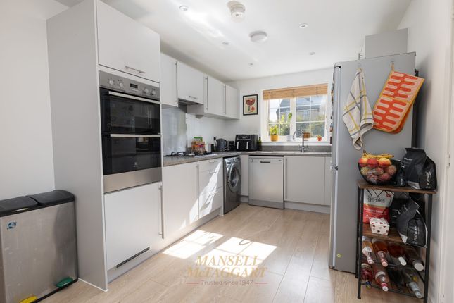 2 Geranium Close, Crawley photo 2