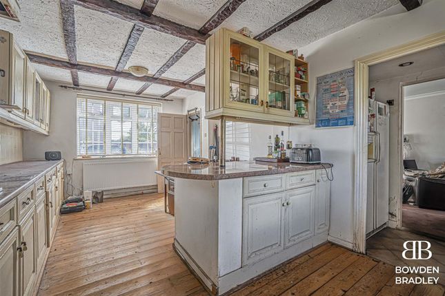 29 Theydon Grove, Woodford Green photo 4