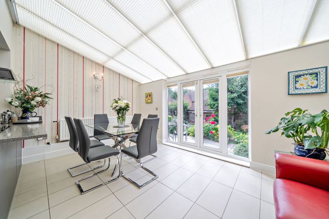 22, Newbery Close, Caterham photo 4