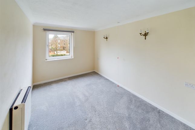 26, Farnham Close, London photo 4