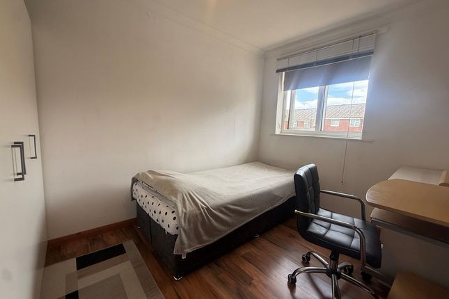 Room 2, 110, Bradshaw Road, Chichester photo 2