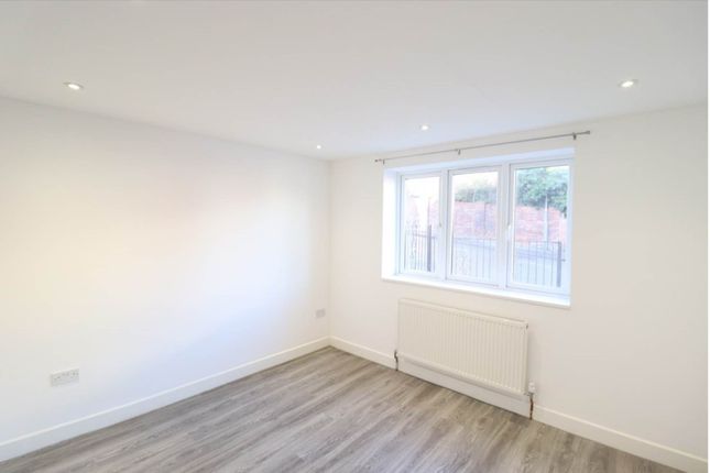 Flat to rent in Totteridge Road, High Wycombe