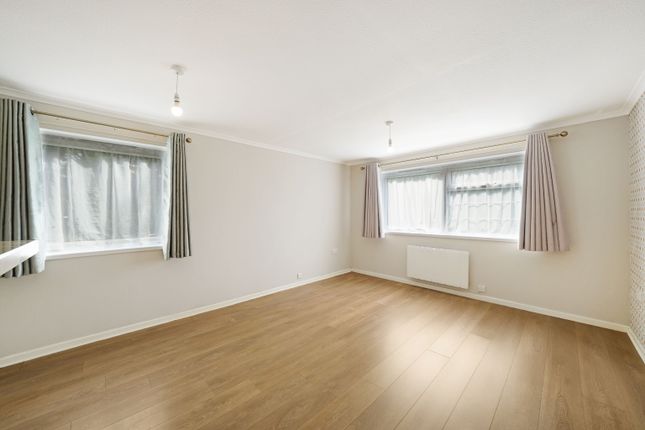11 Wood Close, Harrow, Middlesex photo 3