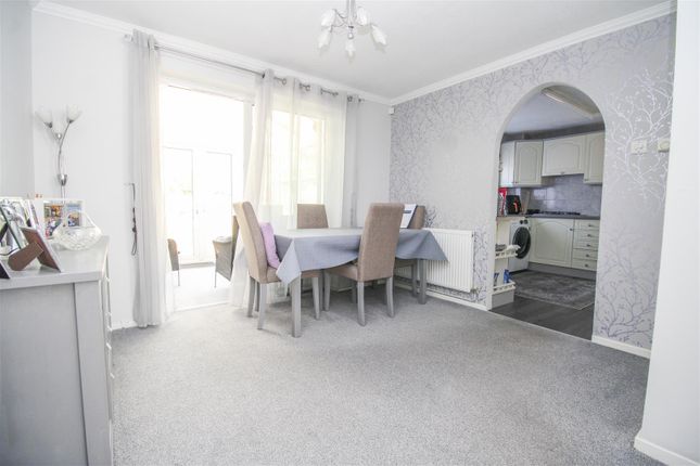 39, Wooding Grove, Harlow photo 4