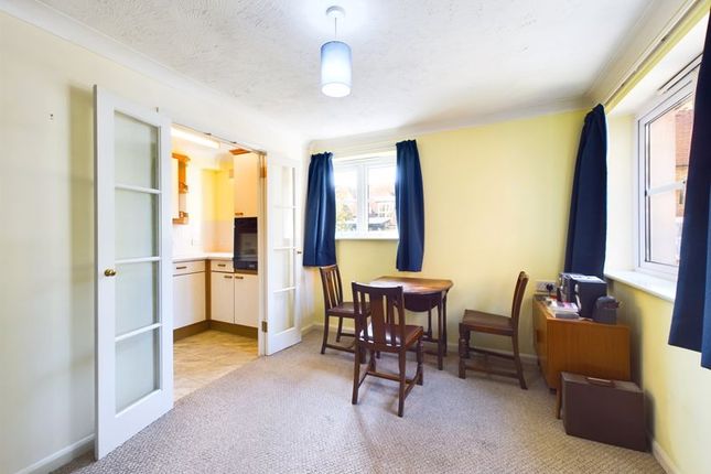 26 Hillcroft Court, Chaldon Road, Caterham photo 2