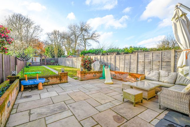 Thumbnail Terraced house for sale in Beech Close, Walton-On-Thames