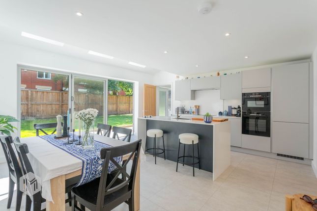 9 Buckley Close, Manchester photo 3