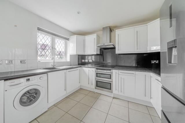 10, Burton Close, Windlesham photo 4