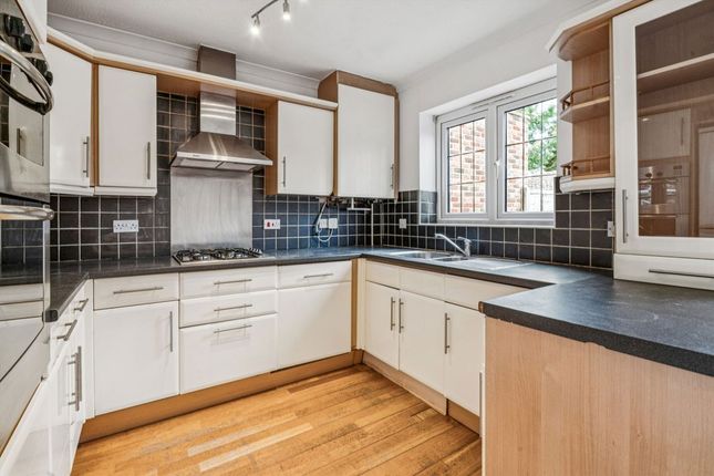 15, Rosslyn Park, Weybridge photo 3