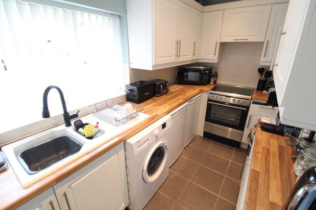 52, Wood Farm Close, Leigh-On-Sea photo 4