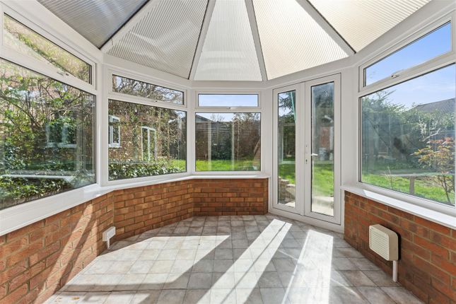 13, Brooks Close, Burton Latimer photo 4