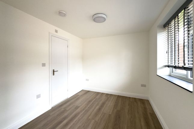 8, 51 Stag Lane, Edgware photo 2