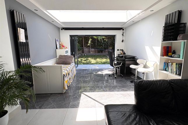 6, Leslie Gardens, Sutton photo 2
