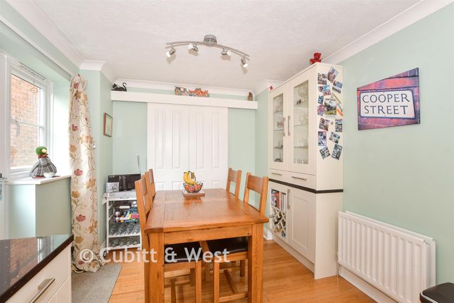 17, Richmond Way, East Grinstead photo 3
