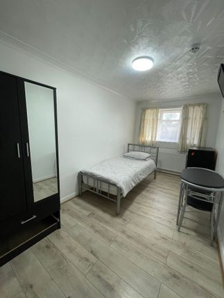 Armstrong Close, Dagenham photo 3