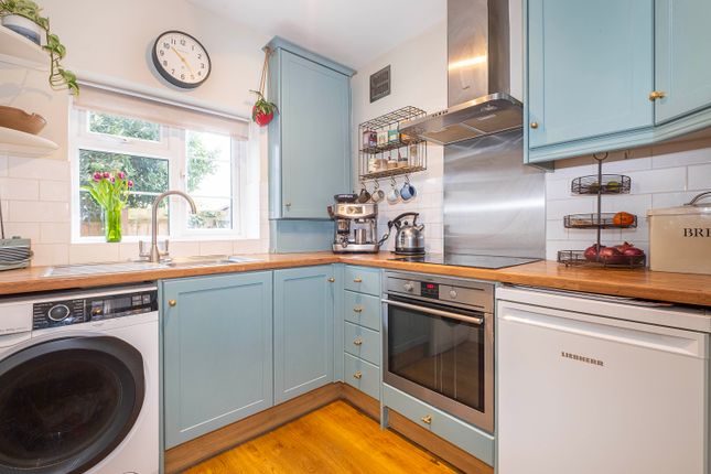 38, Blackmores Grove, Teddington photo 3