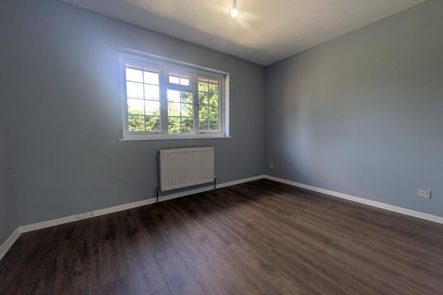14, Nash Gardens, Redhill photo 5