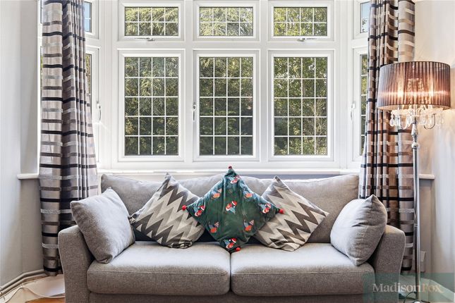 33, Grange Court, Loughton photo 4