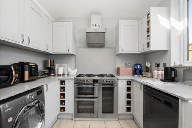 92, Harrow Crescent, Greater London photo 4