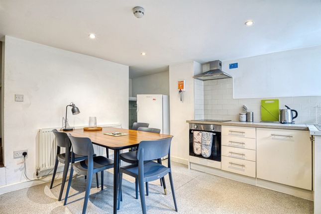 131, Ash Road, Leeds photo 4