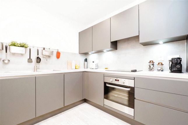 123, Chamberlain Court, London photo 3