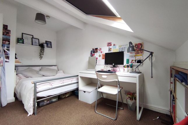 Bright, Well-Kept Double Bedroom In A Loft-Style S...