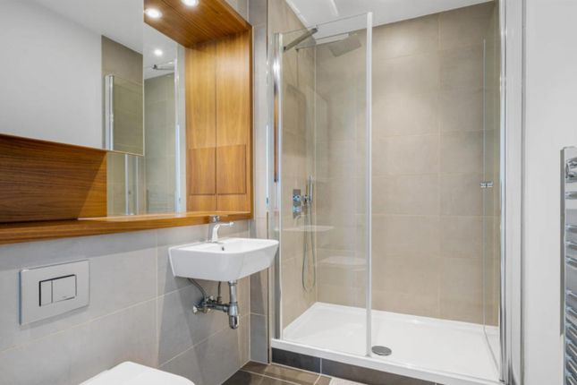 Flat to rent in Talisman Tower, Lincoln Plaza, London