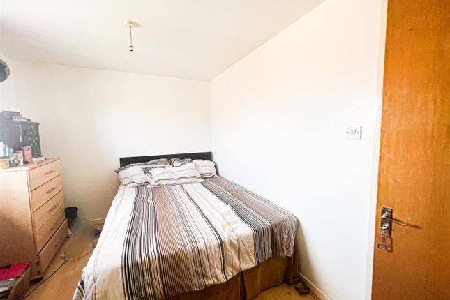 Town house for sale in Corn Way, London