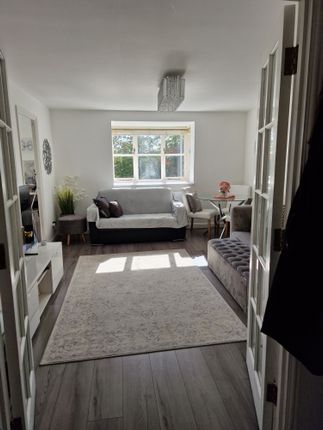 Flat for sale in Lovegrove Drive, Slough