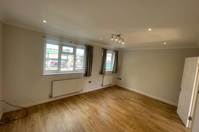 21A, The Parade, Bourne End photo 3