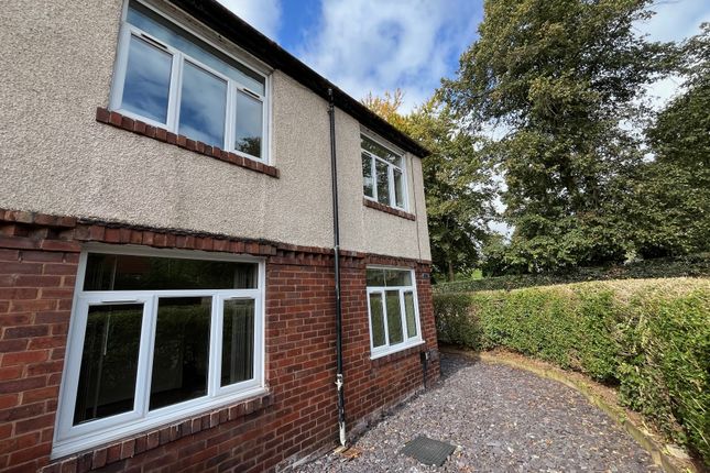 3-bed house on 2, Leek, £950/mo