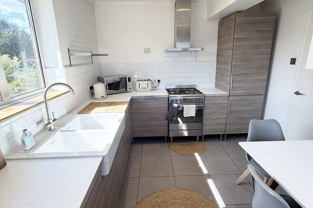 8, Sugden Road, THAMES DITTON photo 4