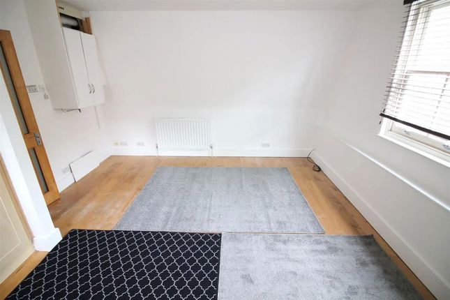 1-bed flat on Flat 3, 29 York Street, Twickenham, £220,000