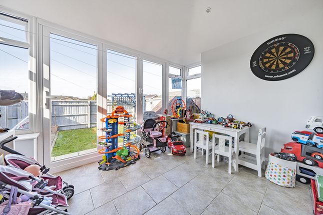 End terrace house for sale in Blacklands Road, Benson