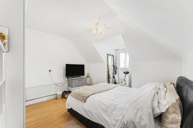 Flat for sale in Elm Park Road, Winchmore Hill