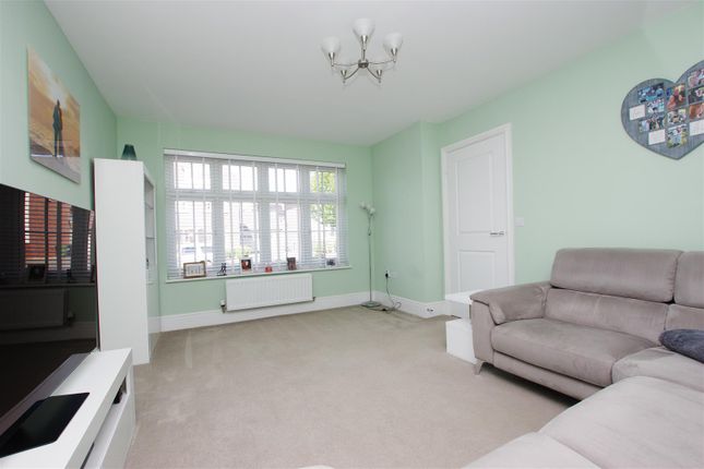 32, Diamond Crescent, Swindon photo 3