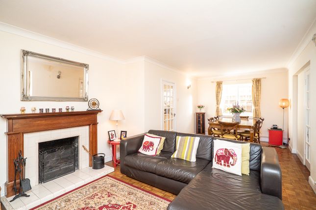 Chestnut House, Hollybush Close, Berkhamsted photo 3