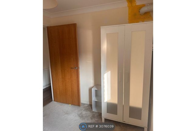 Flat, Frinton Court Oakleigh Road North, London photo 5