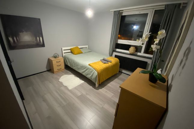 Room 5- £800 Available 02/09/2025