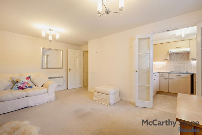 14 Radford Court, Tower Road, Liphook photo 3