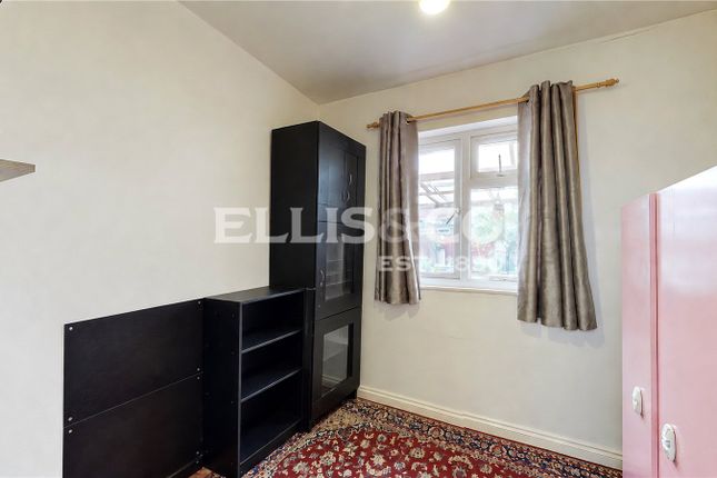 9, Bamford Avenue, Wembley photo 4